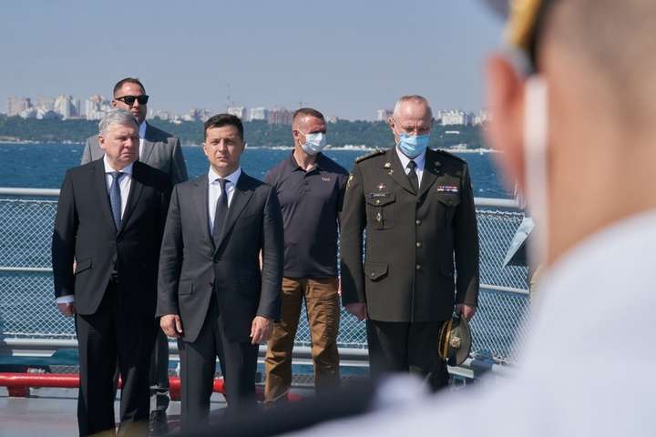 Зеленський з борту «Гетьмана Сагайдачного» прийняв парад військових кораблів