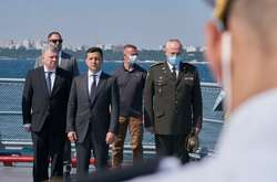  У День ВМС України Президент оглянув проходження військових кораблів і техніки 