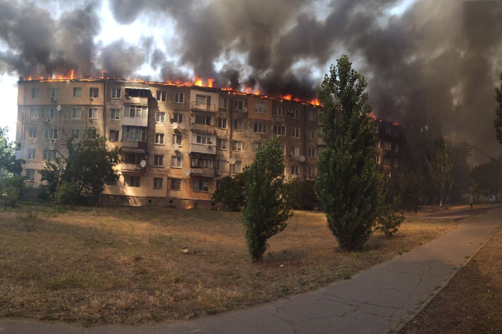 У Новій Каховці спалахнула масштабна пожежа, вогнем охоплено п'ятиповерхівку (фото, відео)