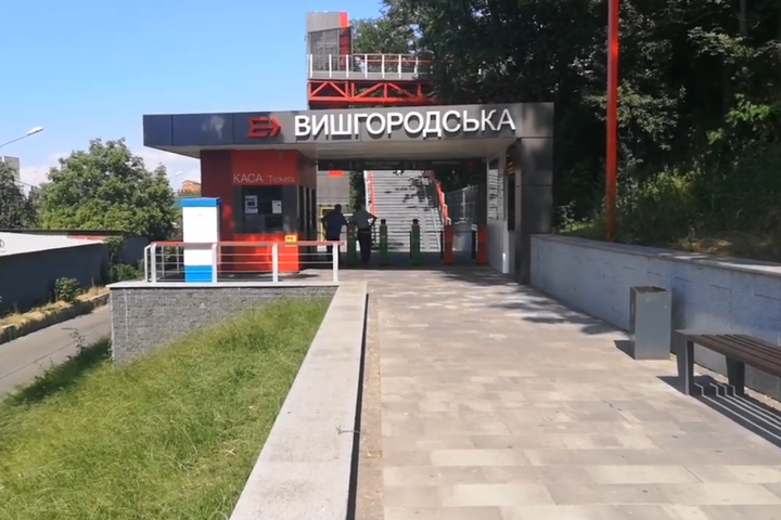 У Києві чоловік кинувся з мосту на залізничній станції