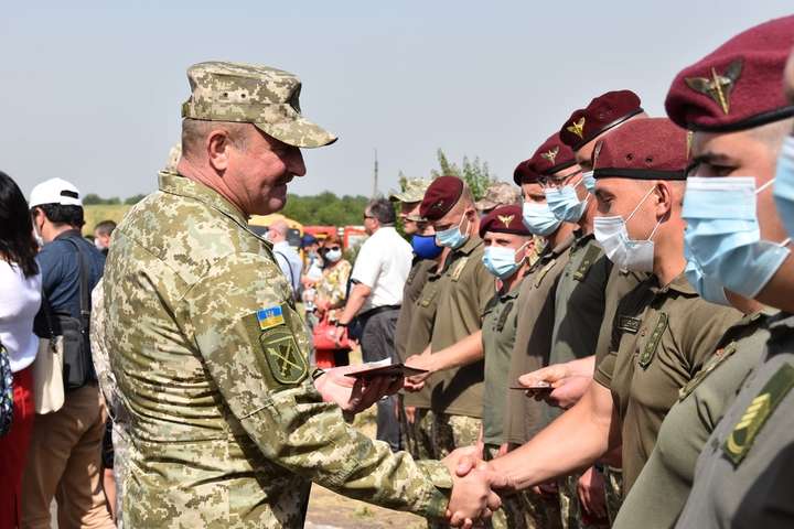 Командувач Об’єднаних сил на Карачуні вручив нагороди десантникам