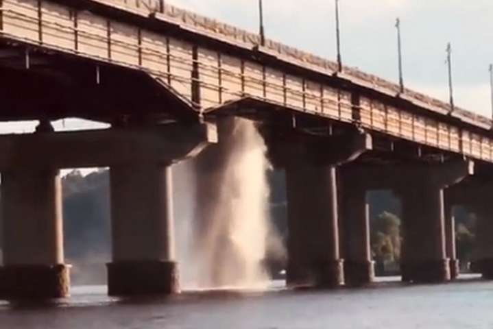 На столичному мосту Патона прорвало трубу: потоки стікають в Дніпро