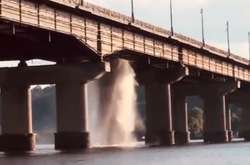 На столичному мосту Патона прорвало трубу: потоки стікають в Дніпро
