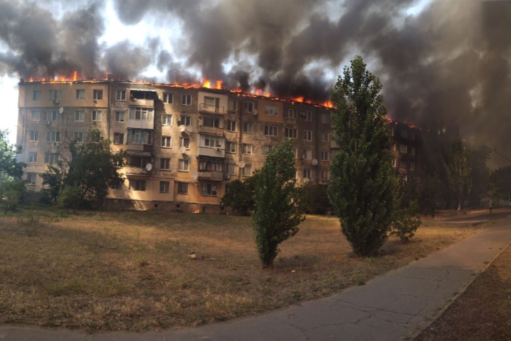 Масштабный пожар в Новой Каховке: огнем охвачена вся многоэтажка (фото, видео)