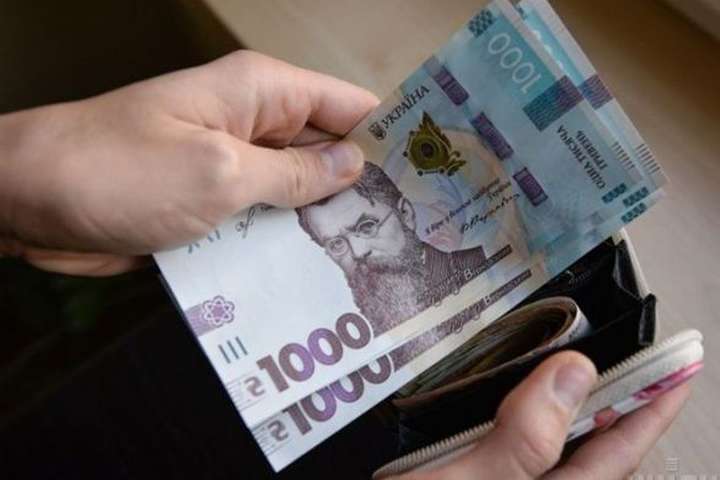 Минимальная зарплата в Украине за год повысится трижды – Кабмин