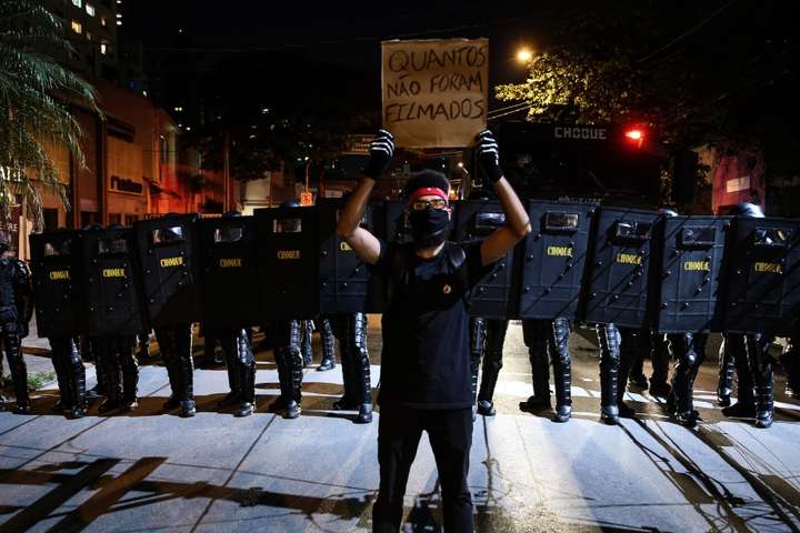 Тисячі людей у Бразилії протестували через ігнорування президентом пандемії