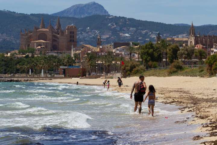 Іспанія закрила пляжі через порушення соціальної дистанції