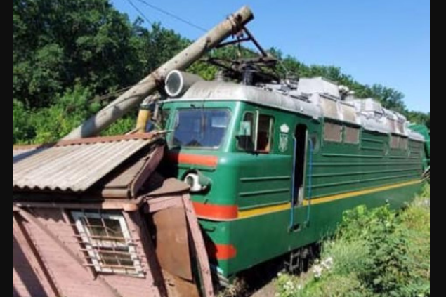 На Кировоградщине поезд сошел с рельсов, разрушив здание (фото)