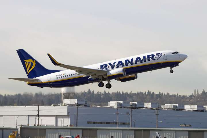 Лоукостер Ryanair відновив польоти з Італії в Україну