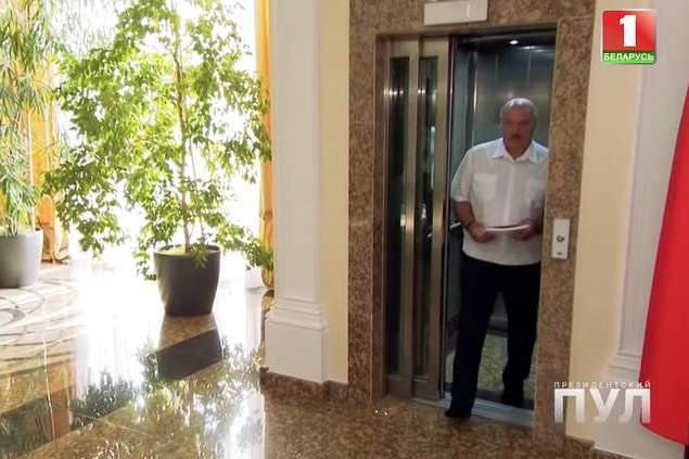 Як Лукашенко прийшов на інтерв'ю з журналістом без взуття (відео)