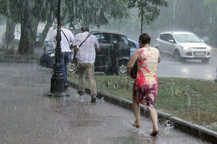 Сьогодні майже на всій території України очікують дощі з грозами
