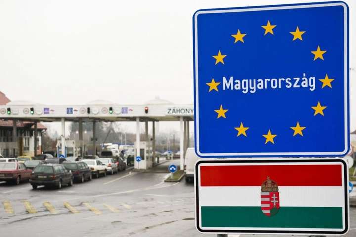 У посольстві роз'яснили порядок транзитного в'їзду українців до Угорщини