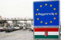 У посольстві роз'яснили порядок транзитного в'їзду українців до Угорщини