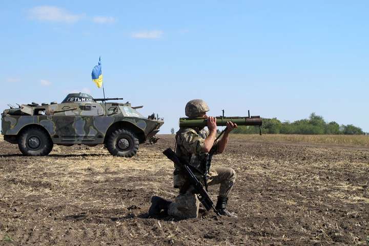 Бойовики на Донбасі застосували артилерію, один військовий постраждав