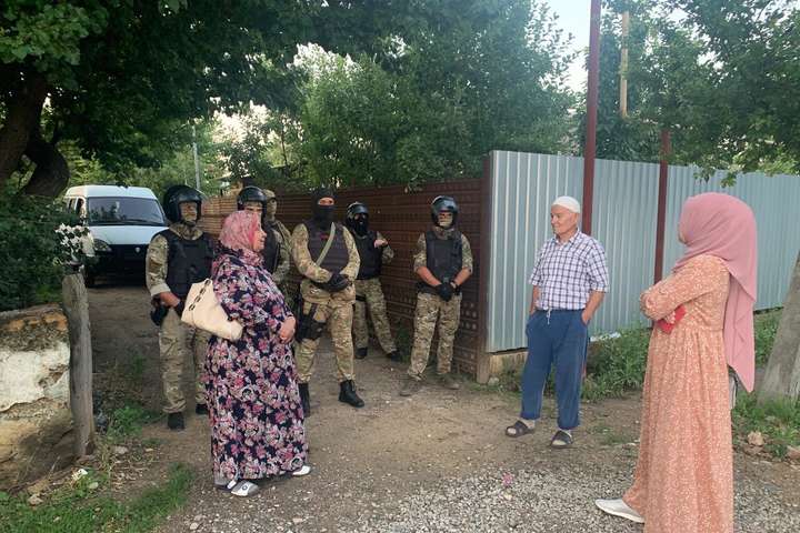 Окупанти проводять масові обшуки у кримських татар