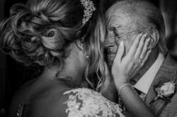 Фото отцов, которые не смогли сдержать эмоции при виде дочерей в день свадьбы