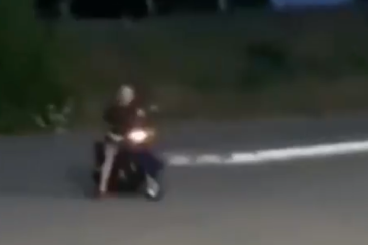 В супермаркет АТБ парень влетел на скутере (видео)