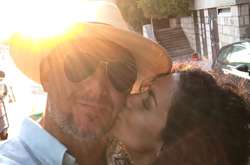 Настя Каменских игриво обнажила плечи и ножки у колодца (фото)