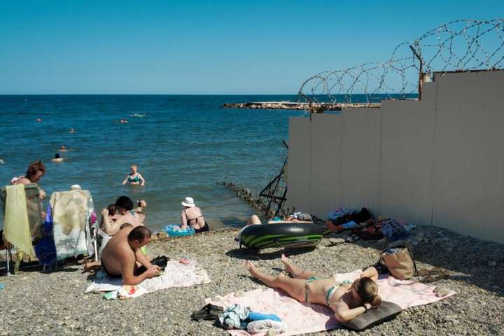 Військові бази і елітні апартаменти: як Росія позбавляє севастопольців доступу до пляжів (відео)