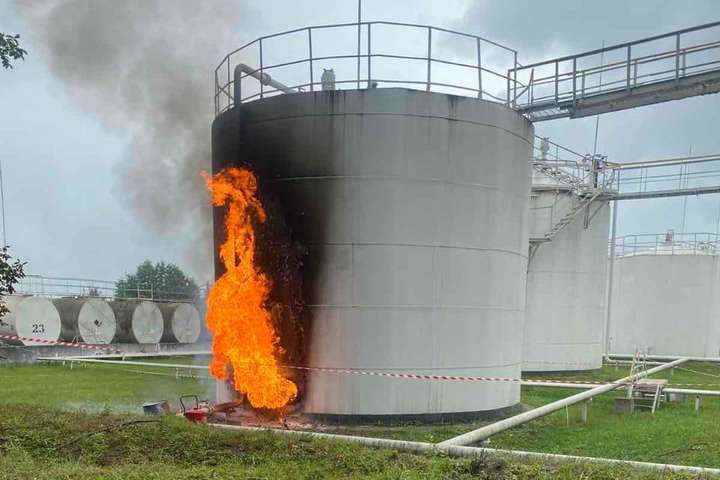 На Хмельниччині спалахнула резервуар з бензином (фото, відео)