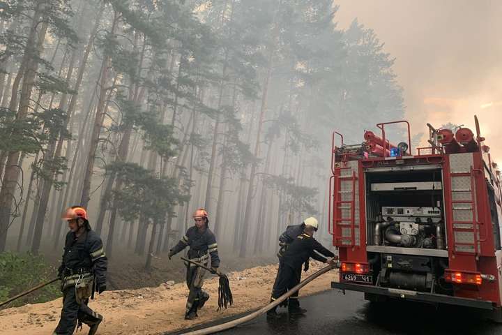 До гасіння масштабної пожежі на Луганщині залучені армія та Нацгвардія