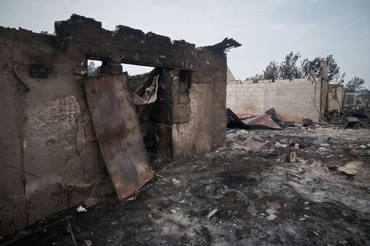 Пожежа на Луганщині: влада обіцяє по 300 тис. грн сім’ям, житло яких згоріло 