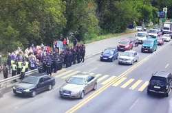 Рух мостом Метро розблоковано: поліція відтіснила протестувальників (відео)