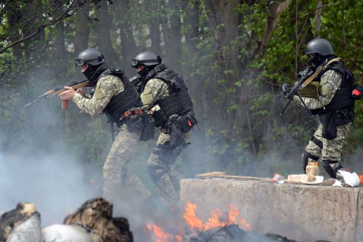 Троє військових дістали поранень на Донбасі 