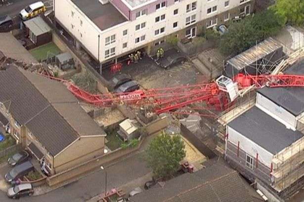 У Лондоні на житлові будинки впав будівельний кран: четверо постраждалих