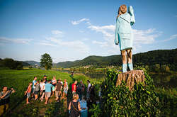 Статую Меланії Трамп підпалили на її батьківщині