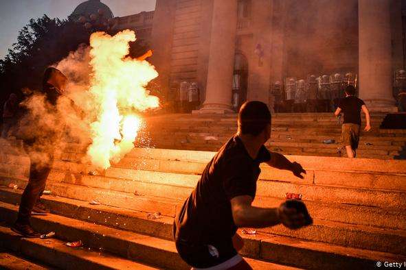 Протести в Сербії переросли у сутички з поліцією: постраждали 60 осіб