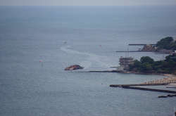 Из затонувшего в 2019 году судна «Делфи» до сих пор периодически вытекают нефтепродукты