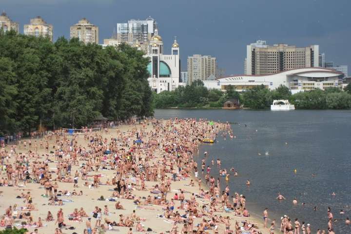 Небезпечно купатися: на 12 пляжах Києва знайшли кишкову паличку
