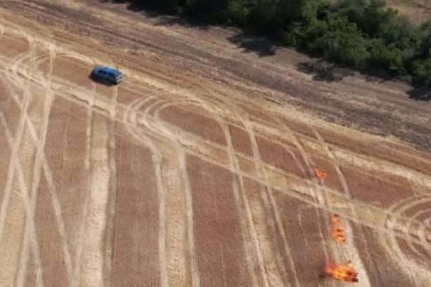 У мережу потрапило відео, як люди на автівці підпалюють поле на Луганщині 