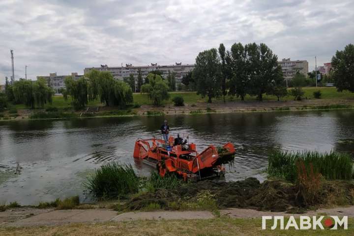 Комунальники чистять Русанівський канал у Києві спецкомбайном (фото, відео)