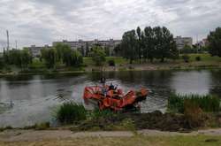 Комунальники чистять Русанівський канал у Києві спецкомбайном (фото, відео)