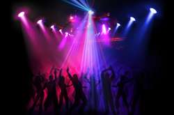 У нічних клубах і на дискотеках під час карантину спостерігається масове скупчення людей