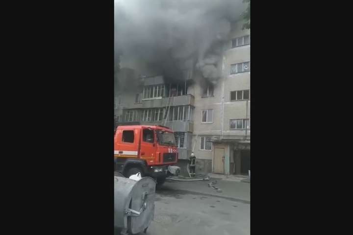 У Києві горіла багатоповерхівка: рятувальники евакуювали людей (відео)
