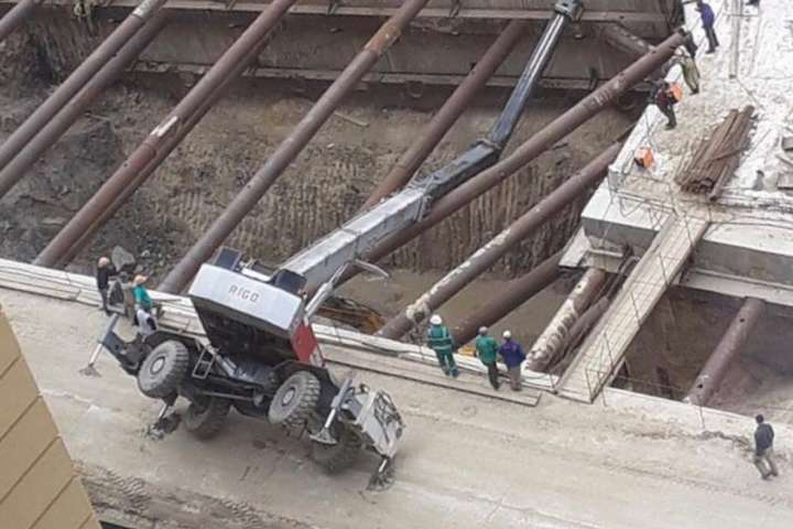 У Києві на будівництві метро на Виноградар упав кран (фото)
