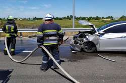 Рятувальники змили залишки паливно-мастильних матеріалів із дороги