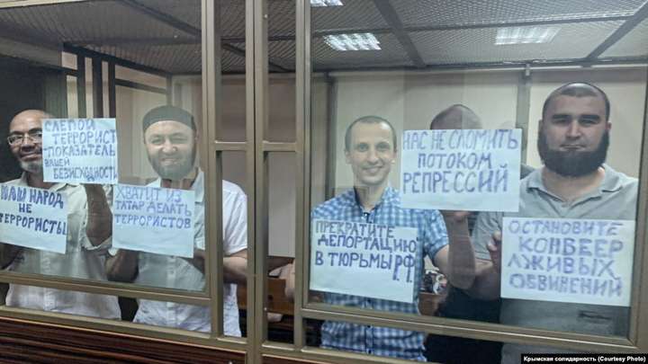 У Росії фігуранти бахчисарайської «справи Хізб ут-Тахрір» протестували в залі суду