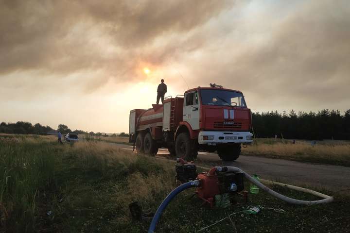 Рятувальники четвертий день гасять лісову пожежу на Луганщині 