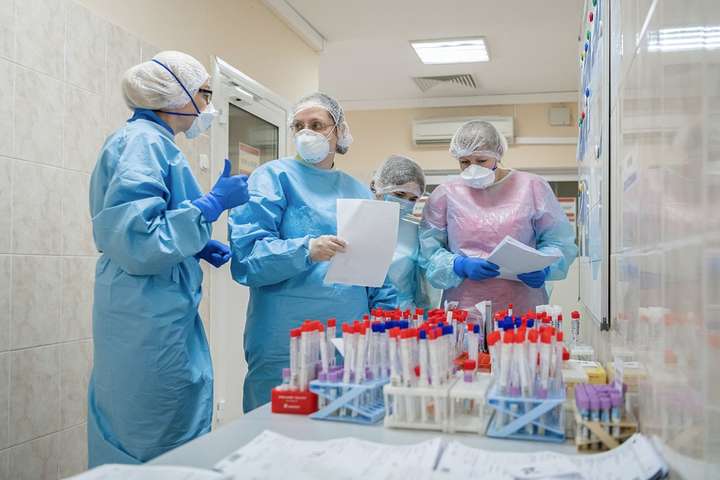 Третій день поспіль кількість випадків Covid-19 зростає: 819 нових хворих в Україні 