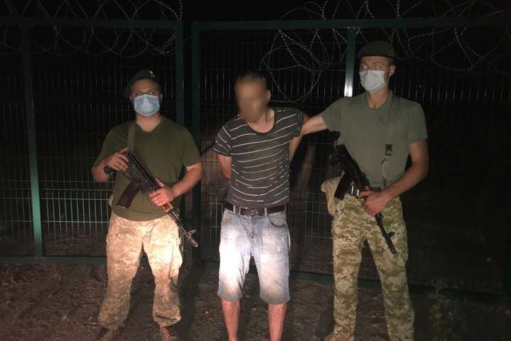 Перелазив у Росію через паркан: українські прикордонники затримали порушника (відео)