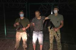 Перелазив у Росію через паркан: українські прикордонники затримали порушника (відео)