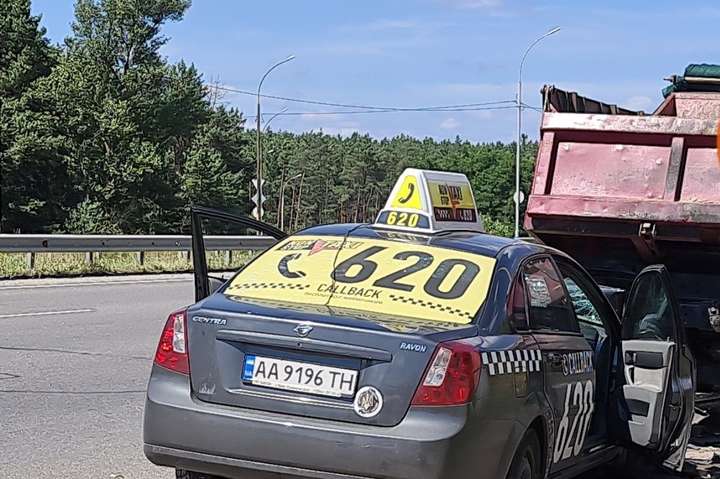 Смертельна ДТП у Києві: таксі влетіло у вантажівку (фото, відео)