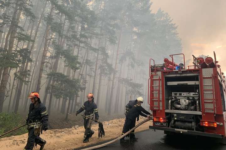 Гасіння лісової пожежі на Луганщині продовжується, відкритого вогню немає, – ДСНС