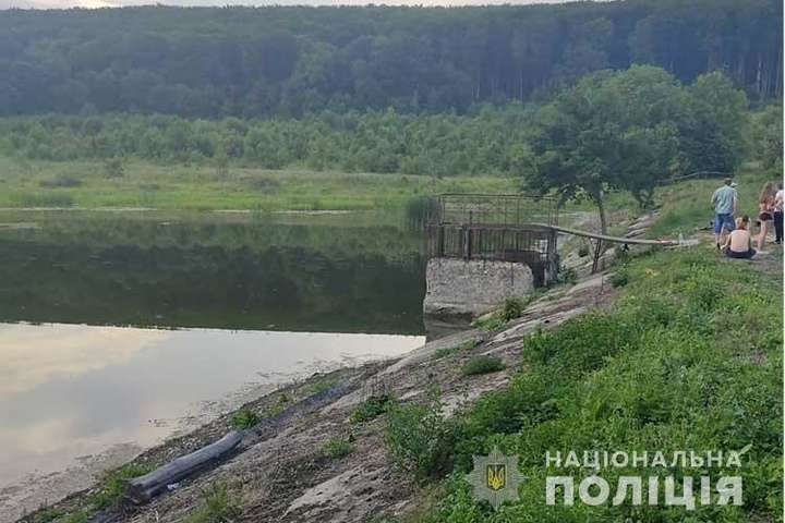 На Тернопільщині двоє підлітків потонули у ставку