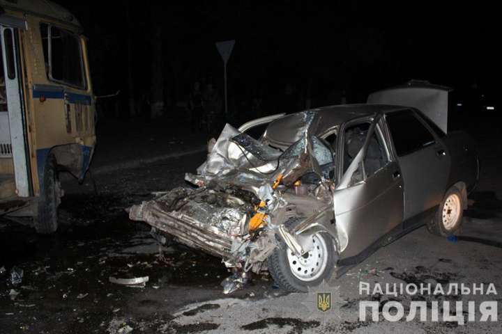 Відволікся на телефон: водій Mercedes збив у Маріуполі двох патрульних