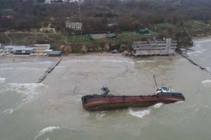 Криклій розповів, коли в Одесі приберуть затонулий танкер Delfi